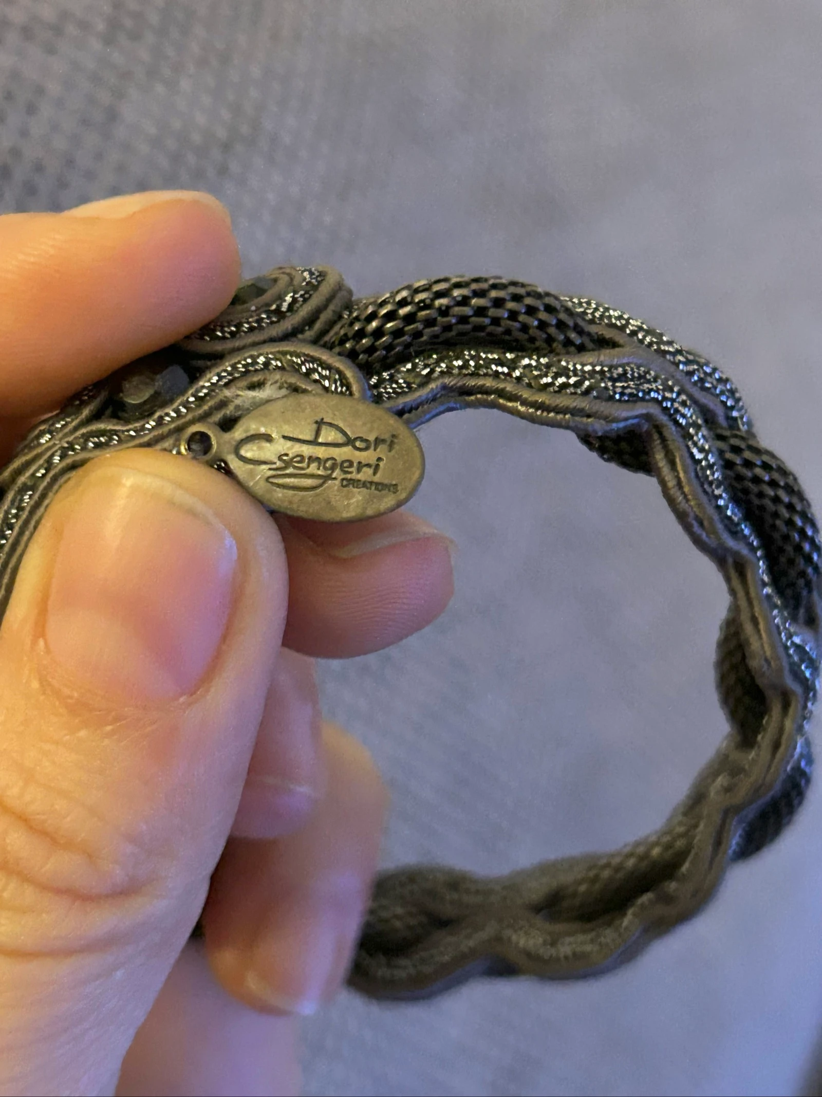 Licht aanpasbare grijze metallic verweven armband Dori Csengeri – photo 10
